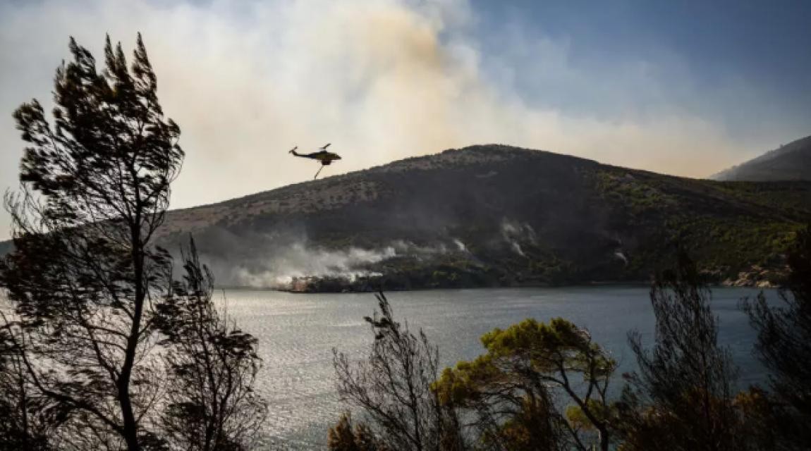 Two Dead, Hundreds Evacuated as Wildfires Ravage Greek Island of Salamis