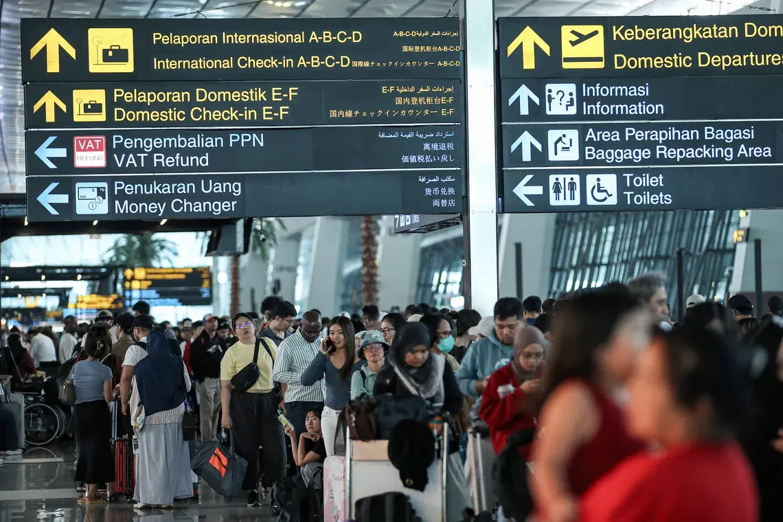 Indonesian Airports Reopen After Volcanic Ash Disruption